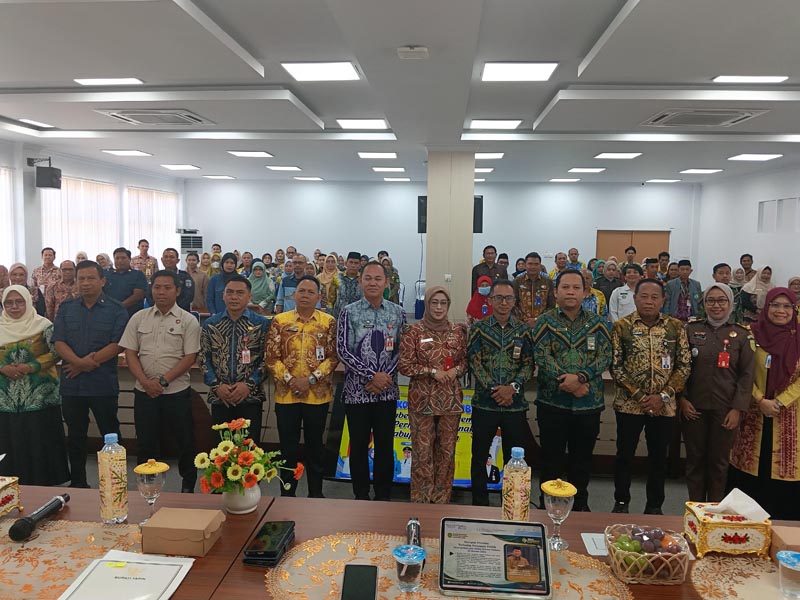 DP3A Tapin Menyelenggarakan FKP Tingkatkan Kualitas Dan Kinerja Pelayanan KONSULTASI - Foto bersama pada kegiatan forum konsultasi publik yang diselenggarakan Dinas PPPA Kabupaten Tapin. (foto:mb/herman)