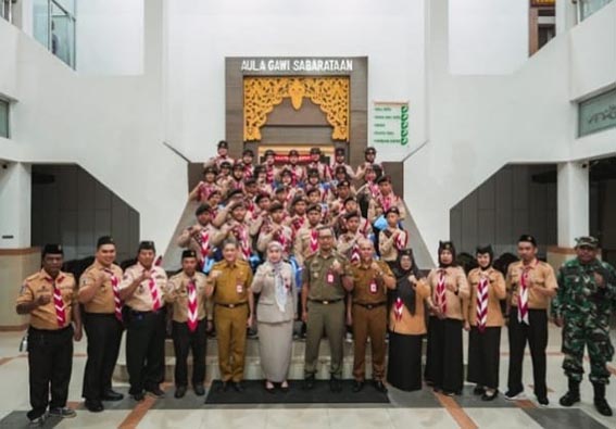 Lisa Halaby Lepas Kontingen Pramuka WALIKOTA Banjarbaru Hj Erna Lisa Halaby didampingi Kepala Dinas Pendidikan Abdul Basid dan undangan berfoto bersama Kontingen Pramuka Kota Banjarbaru.(foto:mb/ist)