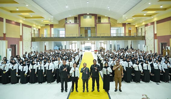 Bupati Yamani Tutup Orientasi PPPK FOTO BERSAMA - Bupati Tapin H Yamani didampingi Sekda H Unda Absori berfoto bersama peserta Orientasi PPPK Tahun Anggaran 2026 di Pendopo Galuh Bastari, Selasa (11/8).(foto:mb/ist)