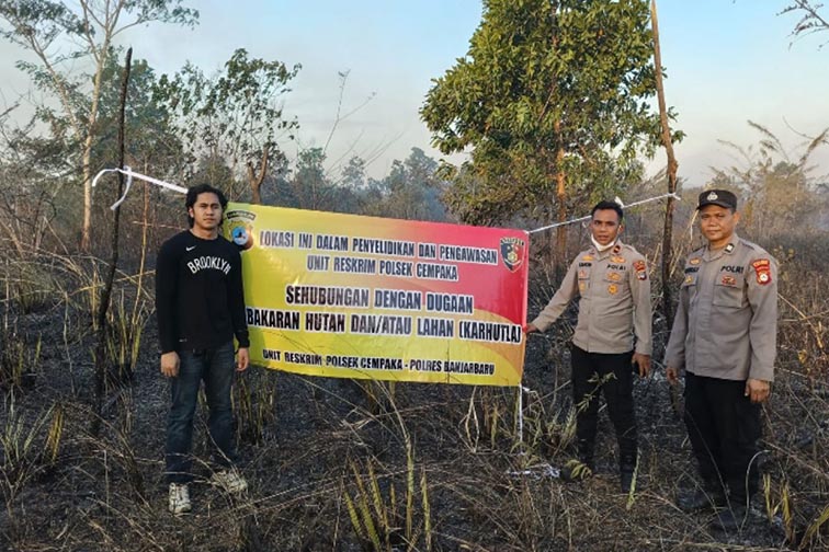 Petugas Telusuri Sumber Api Karhutla KAPOLSEK Cempaka Ipda Bustan dan Kanit Tipidter Polres Banjarbaru Ipda Shodikur Rifki saat berada di lokasi karhutla di Cempaka, beberapa waktu lalu.(foto;mb/ant)