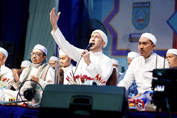 Ribuan Jemaah Ikuti Banjar Berselawat AL Habib Ali Zainal Abidin bin Segaf Assegaf didampingi Bupati Banjar H Saidi Mansyur dan wakilnya Habib Idrus Al Habsyi memimpin Banjar Berselawat yang diikuti ribuan jemaah.(foto:mb/ist)