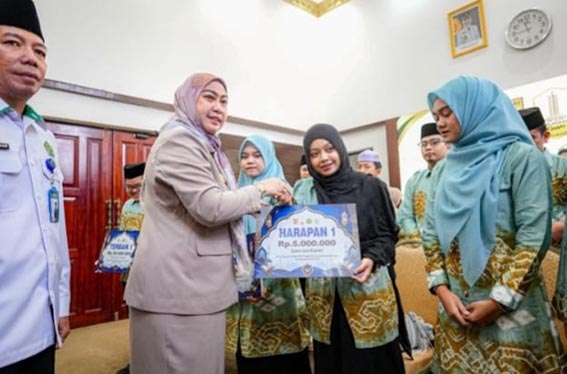 Walikota Serahkan Bonus MTQN WALIKOTA Banjarbaru Hj Erna Lisa Halaby menyerahkan bonus kepada Kafilah Kota Banjarbaru yang berprestasi pada MTQN XXXVII Tingkat Provinsi Kalsel.(foto:mb/ist)