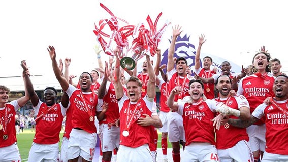 Persaingan Liga Inggris Diprediksi Lebih Sengit dari Musim Lalu Mengangkat Trofi - Martin Odegaard dari Arsenal mengangkat trofi Premier League saat para pemain Arsenal merayakan keberhasilan mereka dinobatkan sebagai juara Premier League musim 2025/26.(foto:mb/web)