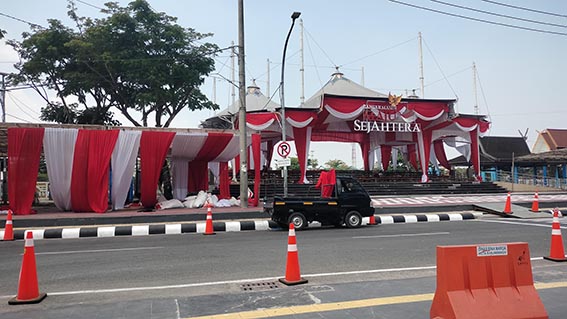 Panggung Siring Balaikota Dihias Merah Putih PANGGUNG yang berdiri di Siring Balaikota Banjarmain dihias bernuansa merah putih guna menyambut moment HUT ke-81 Kemerdekaan Republik Indonesia.(foto:mb/ist)