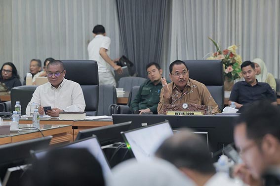 Banggar Bahas KUA-PPAS 2027 dan KUPA-PPAS 2026 BADAN Anggaran (Banggar) DPRD Provinsi Kalimantan Selatan bersama Tim Anggaran Pemerintah Daerah (TAPD) membahas Kebijakan Umum Anggaran dan Prioritas Plafon Anggaran Sementara (KUA-PPAS) Tahun Anggaran 2027 serta Kebijakan Umum Perubahan Anggaran dan Prioritas Plafon Anggaran Sementara (KUPA-PPAS) Tahun Anggaran 2026. (Foto:mb/rds)