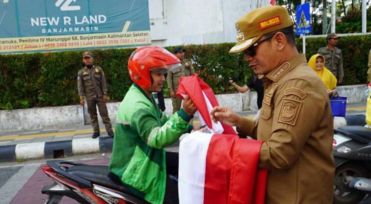 Pemko Bagikan Ribuan Bendera Merah Putih ke Masyarakat WALIKOTA Banjarmasin HM Yamin HR ikut membagikan ribuan bendera Merah Putih di Jalan Lambung Mangkurat, tepatnya di kawasan perempatan lampu merah depan Kantor Pos Banjarmasin, Selasa (11/8). (Foto:mb/ant/hms pemko bjm)