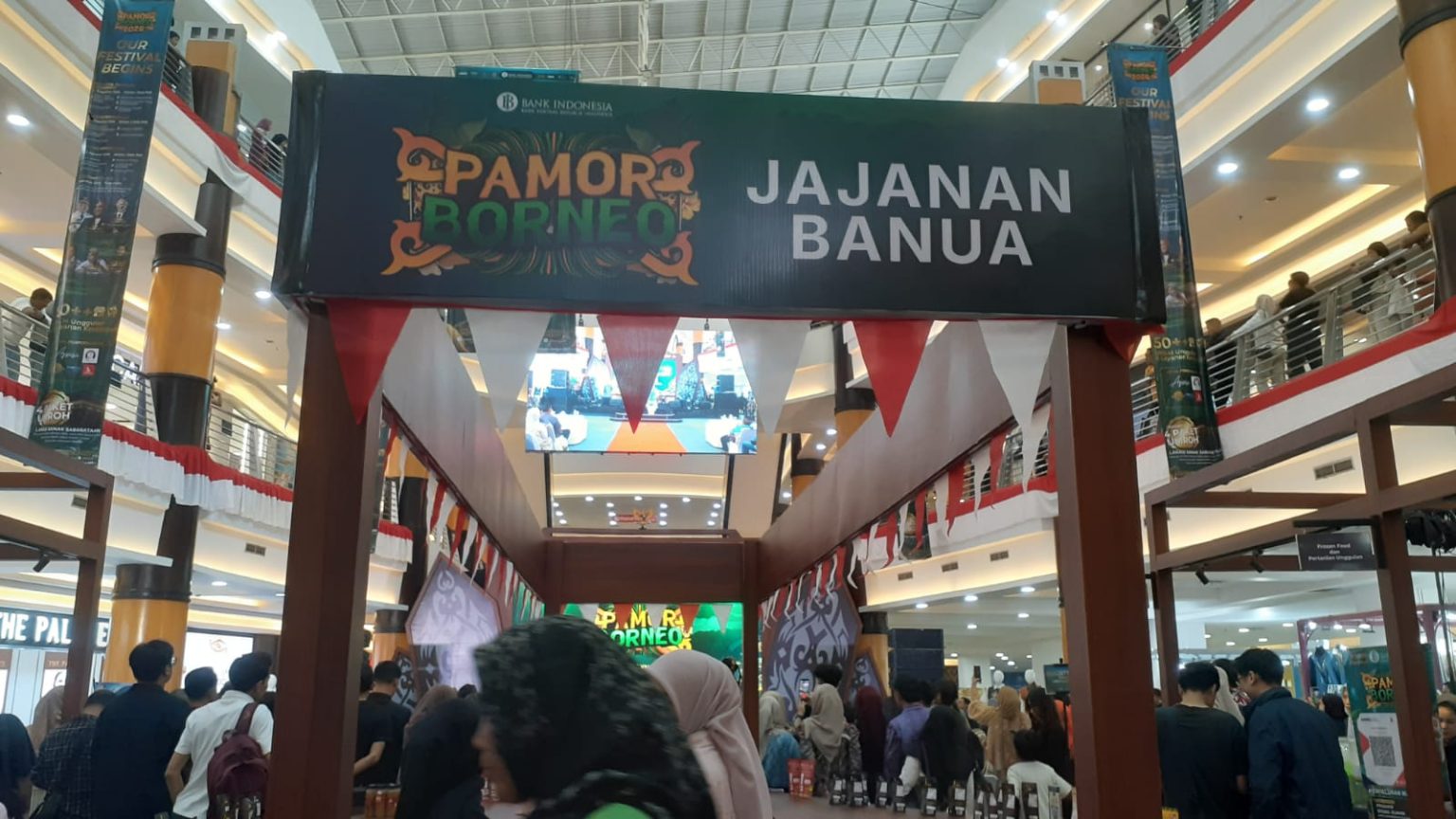 PEMBERDAYAAN UMKM - Bank Indonesia berkomitmen memperkuat sinergi bersama Pemerintah Daerah dalam mendorong pertumbuhan ekonomi yang berkelanjutan dan inklusif melalui fasilitasi investasi, pemberdayaan UMKM, dan akselerasi digitalisasi. Ini tecermin dengan hadirnya Pamor Borneo yang digelar 7-9 Agutus 2026 lalu di Banjarmasin.(foto:mb/ant)