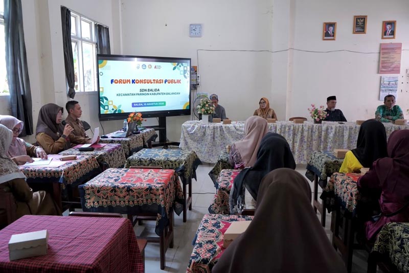 Kepuasan Masyarakat Capai 80 Persen PELAYANAN : Kepala SD Negeri Balida, Siti Rahmah, dalam Forum Konsultasi Publik (FKP) Peninjauan Standar Pelayanan yang dilaksanakan sekolah. (foto:mb/ist)