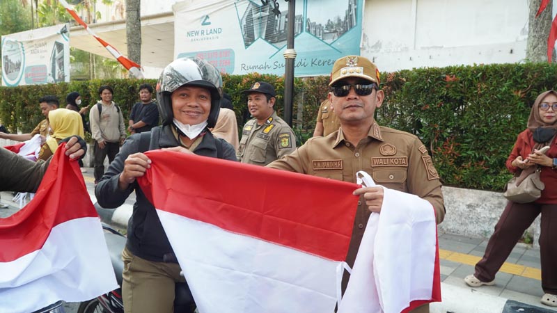 Banjarmasin Siapkan 7 Ribu Bendera Merah Putih Wali Kota Banjarmasin H. M. Yamin HR didampingi Wakil Wali Kota Hj. Ananda memimpin pembagian bendera Merah Putih kepada masyarakat dalam rangka menyemarakkan peringatan Hari Ulang Tahun (HUT) ke-81 Kemerdekaan Republik Indonesia. (foto:mb/ist)