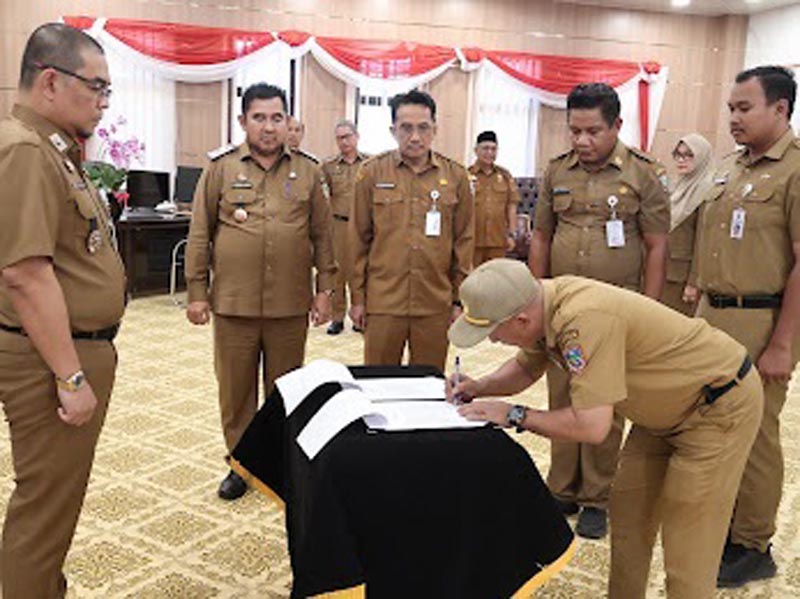 Pejabat Administrator dan Pengawas Dilantik DILANTIK-Pemerintah Kabupaten Kotabaru kembali melakukan penyegaran birokrasi dengan melantik 15 pejabat Administrator dan Pejabat Pengawas. Pelantikan dan pengambilan sumpah jabatan tersebut dilaksanakan oleh Sekretaris Daerah H. Eka Saprudin, AP. M., AP, mewakili Bupati Kotabaru. (foto:mb/ebet)
