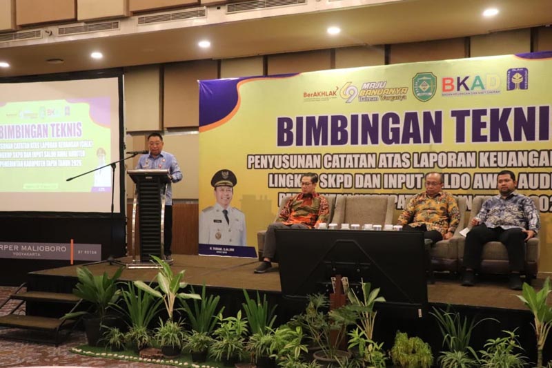 Laporan Keuangan Berkualitas Sangat Penting BIMTEK-Wakil Bupati Tapin H Juanda saat membuka kegiatan Bimtek. (foto:mb/herman)