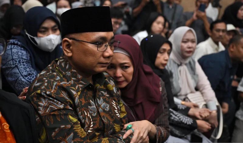 Yaqut Didakwa Rugikan Negara Rp622 Miliar JALANI SIDANG - Terdakwa kasus dugaan korupsi haji Yaqut Cholil Qoumas (kiri) didampingi istrinya, Eny Retno, bersiap menjalani sidang pembacaan dakwaan di Pengadilan Tipikor, Jakarta, Selasa (11/8). Menteri Agama periode 2020-2024 tersebut menjalani sidang perdana dalam perkara dugaan korupsi haji yang diduga merugikan negara sekitar Rp622 miliar.
