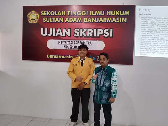 Fauzan Ramon Ingatkan Pendidikan Sejak Dini dari Keluarga MUHAMMAD Fitriyadi Ade Saputra berfoto bersama Dr H Fauzan Ramon SH MH usai sidang tesis, Rabu (12/8). (Foto:mb/jjr)