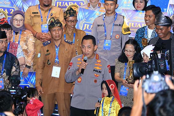 Faiha Samaira Raih Juara I Nasional FOTO BERSAMA - Kapolri Jenderal Polisi Listyo Sigit Prabowo berfoto bersama Faiha Samaira Khanza yang berhasil meraih juara I Nasional Kategori Dongeng. (Foto: mb/istimewa
