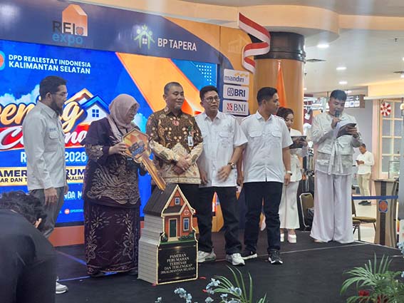 REI Gelar Pameran Perumahan KETUA DPD REI Kalsel H Ahyat Sarbini bersama Kepala Dinas Perumahan Rakyat dan Kawasan Pemukiman Rahmayanti Janoezir Pamuntjak saat membuka pameran perumahan di Duta Mall Banjarmasin, Rabu (12/8) sore. (Foto:mb/edoy)