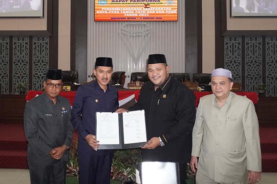 DPRD dan Pemkab Sepakati KUPA-PPAS BUPATI dan Pimpinan DPRD Kabupaten Banjar memperlihatkan nota kesepakatan KUPA-PPAS 2026 dan KUA-PPAS 2027 yang baru ditandatangani bersama.(foto:mb/ist)