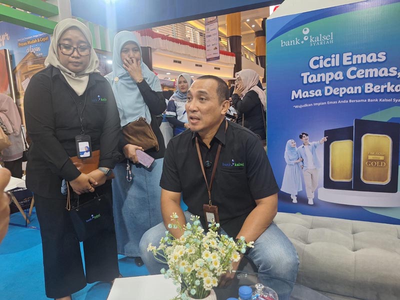 Bank Kalsel Menjadi Sponsor Platinum Pameran REI Kalsel Kepala divisi usaha syariah bank kalsel,Khuzaimi bersama yang lain.rds