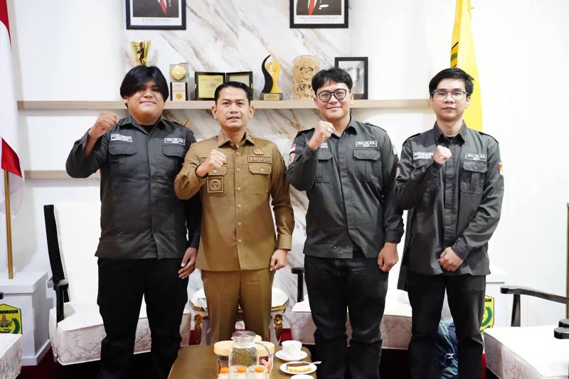 Wali Kota Banjarmasin Terima Sejumlah Audiensi Wali Kota Banjarmasin H. M. Yamin HR menerima sejumlah audiensi yang berlangsung sejak siang hingga sore hari di Balai Kota Banjarmasin. (foto:mb/ist)
