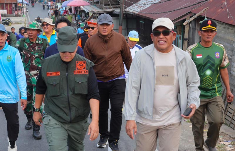 Bupati HSU Kerahkan Pejabat ,ASN dan Alat Berat Atasi Sedimentasi Sungai Babirik SUNGAI-Bupati HSU Sahrujani bersama pejabat turun tangani Sungai Kecamatan Babirik. (foto:mb/yusuf)