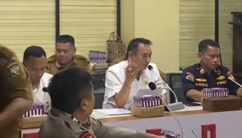 Belasan nelayan Desa Gemuruh mengadu ke DPRD Kotabaru NELAYAN-Ketua komisi II DPRD Kotabaru Abu Suwandi memimpin RDP dengan nelayan. (foto:mb/ant)