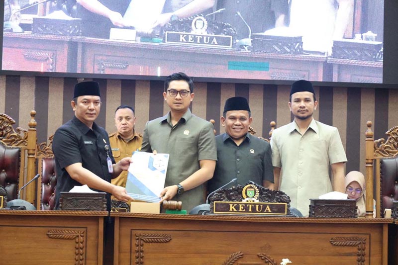 Pemkab Tanah Bumbu Sampaikan Dua Raperda ke DPRD RAPERDA-Pemkab Tanbu menyampaikan dua Rancangan Peraturan Daerah (Raperda) dalam Rapat Paripurna DPRD. (foto:mb/ist)