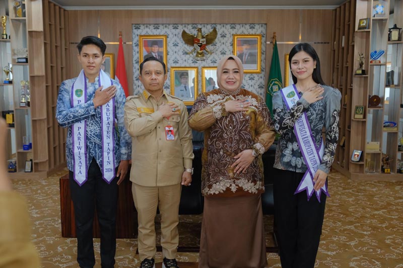 Tapin Ikuti Pemilihan Duta Wisata Tingkat Provinsi DUTA WISATA-Foto Bupati Tapin H Yamani bersama Ketua TP PKK yang sekaligus pembina Pewadahan Duta Wisata Tapin Hj Faridah Yamani saat foto bersama rusak memasangkan selempang duta wisata kepada perwakilan Tapin. (foto:mb/herman)