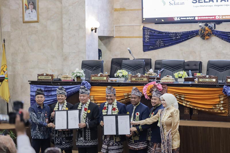 Gubernur Berharap Harjad ke 76 Untuk Memajukan Kalsel Lebih Baik Gubernur Kalimantan Selatan H Muhidin,Wakil Hasnuryadi Sulaiman dan Ketua DPRD Provinsi Kalsel H Supian HK usai paripurna. (foto:mb/rds)