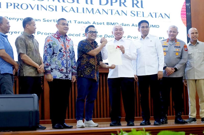 Gubernur Apresiasi Kunker Spesifik Komisi II DPR RI GUBERNUR Kalimantan Selatan H Muhidin ketika menerimakan sertipikat tanah aset Badan Usaha Milik Daerah yang diserahkan secara simbosis Ketua Komisi II DPR RI, HM Rifqinizamy Karsayuda di sela kunjungan kerja (Kunker) spesifik Komisi II DPR RI di Kalsel.