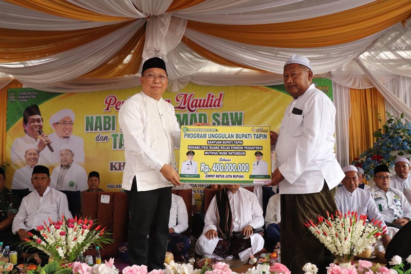 Wabup Tapin Serahkan Bantuan Rehab Ponpes Muthi’ul Huda Hatungun BANTUAN-Wakil Bupati Tapin H Juanda saat menyerahkan secara simbolis bantuan untuk Ponpes Muthi'ul Huda. (herman)