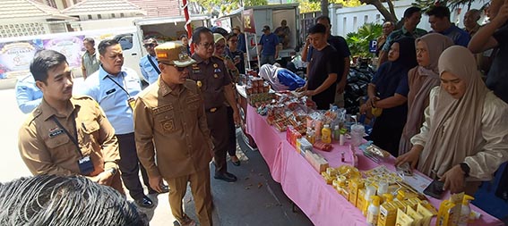 Kejari Berkolaborasi Dengan Pemko Gelar Pasar Murah Kajari Banjarmasin, Muchsin SH MH bersama Walikota Banjarmasin, HM Yamin HR saat meninjau kegiatan pasar murah. (foto:mb/ist)