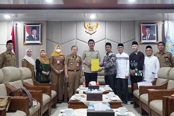 Pemkab Banjar Terus Tingkatkan Kualitas Pendidikan BERSAMA - Bupati Banjar H Saidi Mansyur didampingi Asisten Pemerintahan dan Kesejahteraan Rakyat Rakhmat Dany, Kepala Dinas Pendidikan Liana Penny, dan staf lainnya bersama Dewan Pendidikan Kabupaten Banjar saat audiensi di Mahligai Sultan Adam Martapura.(foto:mb/ist)