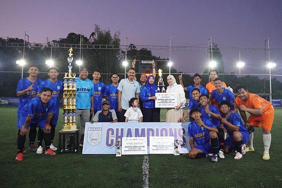 Disdik Banjar Juara Festival Mini Soccer Antar SKPD dan BMD JUARA - Bupati Banjar H Saidi Mansyur didampingi Ketua TP PKK Kabupaten Banjar Hj Nurgita Tiyas bersama Tim Dnas Pendidikan (Disdik) Kabupaten Banjar yang berhasil menjadi Juara Festival Mini Soccer Antar SKPD dan BUMD Piala Bergilir Bupati Banjar 2026.(foto:mb/ist)