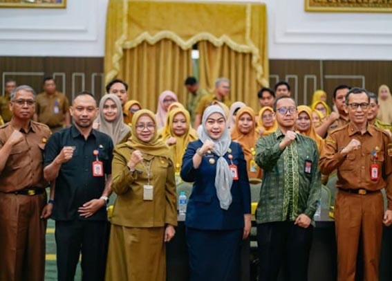 Banjarbaru Terpilih Dalam Program LSDP BERSAMA - Wali Kota Banjarbaru Hj Erna Lisa Halaby (ketiga dari kanan) dan beberapa pejabat Pemko Banjarbaru bersama Tim Local Service Delivery Improvement Project (LSDP).(foto:mb/ist)