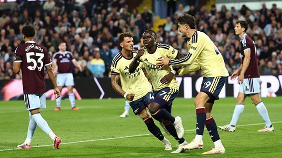 Gol Tunggal Bukayo Saka Menangkan The Gunners Merayakan Gol - Pemain Arsenal, Bukayo Saka, merayakan gol pertama timnya bersama Ben White dan Kai Havertz.(foto:mb/web)