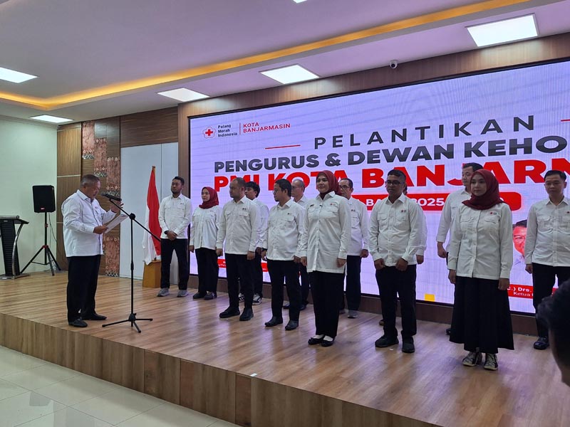 Ananda Resmi Dilantik Sebagai Ketua PMI Banjarmasin Ketua PMI Kota Banjarmasin,Hj Ananda resmi dilantik Ketua PMI Provinsi Kalsel Gusti Iskandar Sukma Alamsyah. (foto:mb/rds)