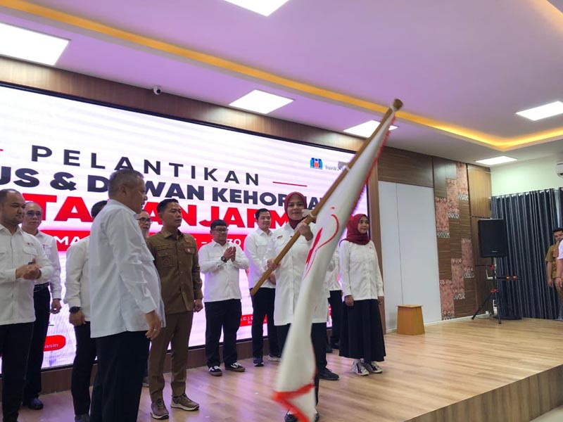 PMI Banjarmasin Fokus Perkuat Organisasi dan Suplai Darah Walikota Banjarmasin HM.Yamin, dan ketua PMI Banjarmasin,Hj Ananda diberi PIN oleh Ketua PMI Provinsi Kalimantan Selatan, Gusti Iskandar Sukma Alamsyah. (foto:mb/via)