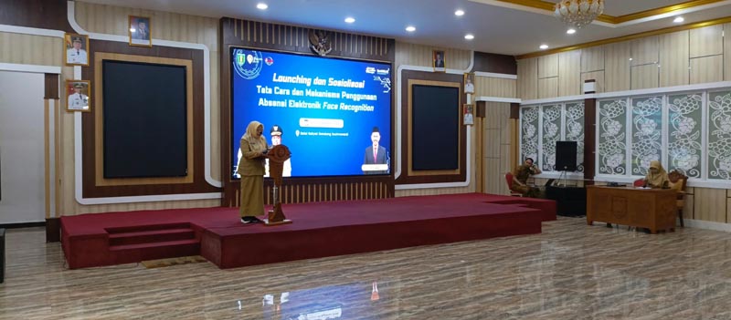 Sekda Buka Launching dan Sosialisasi Absensi Elektronik Face Recognition Sekretaris Daerah, Hj Hamida Munawarah saat menyampaikan sambutan launching dan sosialisasi mekanisme penggunaan absensi elektronik Face Recognition. (foto:mb/yan)