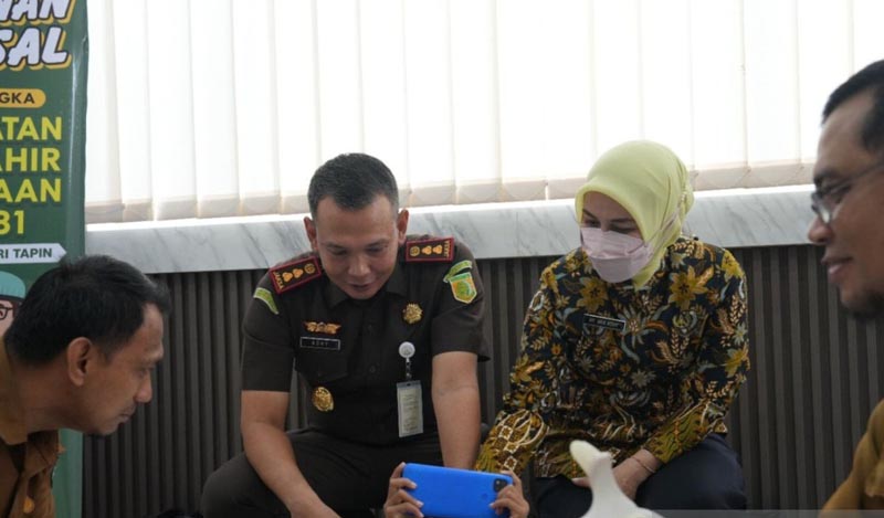 Kejari Tapin hadirkan layanan kesehatan bagi masyarakat KHITANAN MASSAL-Kepala Kejaksaan Negeri Tapin Mochamad Fitri Adhy beserta Istri saat memantau langsung pekalsanaan khitanan masal di Rantau, Kabupaten Tapin, Senin (31/08/2026). (foto:mb/ant)