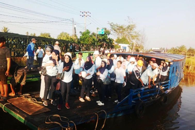 Polresta Buka Penyeberangan Gratis Atasi Jembatan Putus SARANA transportasi penyeberangan yang disiapkan oleh Polresta Banjarmasin, Kodim 1007 Banjarmasin, dan pemerintah setempat untuk warga yang terdampak putusnya Jembatan Saka Harang, Banjarmasin, Selasa (1/9). (Foto:mb/ant/hms polresta bjm)