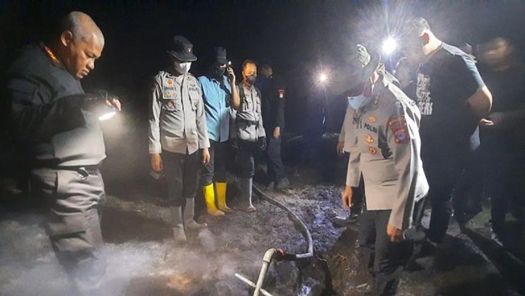 Kapolda Kalsel Patroli Karhutla Malam Hari Kapolda Kalimantan Selatan, Irjen Pol Dr Rosyanto Yudha Hermawan memimpin pemadaman karhutla dengan metode suntik gambut di lahan terbakar di Pengayuan, Banjarbaru. (foto:mb/ist)
