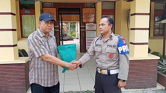 Polsek Banjarmasin Selatan Peduli Bantu Masker ke Warga Anggota Polsek Bnajarmasin Selatan menyerahkan ratusan masker kepada panitia shalat istiqsa di Mesjid Jami Sungai Jingah, Kota Banjarmasin.(foto:mb/ist)