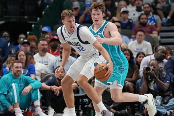 NBA rilis lima pemain “sophomore” pada NBA 2026-2027 Membawa Bola - Dokumentasi pebasket Dallas Mavericks Cooper Flagg (kiri) membawa bola dengan dibayangi pemain Charlotte Hornets Kon Knueppel dalam pertandingan NBA 2025-2026.(foto:mb/ NBA)