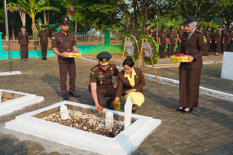 Ziarah Makam Pahlawan, Kejari Balangan Kenang Perjuangan dan Teladan Para Pahlawan MAKAM PAHLAWAN-Prosesi tabur bunga oleh Kajari Balangan dan Ketua Ikatan Adhyaksa Dharmakarini Daerah Balangan di makam pahlawan usai upacara ziarah ke Taman Makam Pahlawan di Kecamatan Juai, Selasa (1/9/2026), dalam rangka menyambut Hari Lahir ke-81 Kejaksaan Republik Indonesia. (foto:mb/ist)