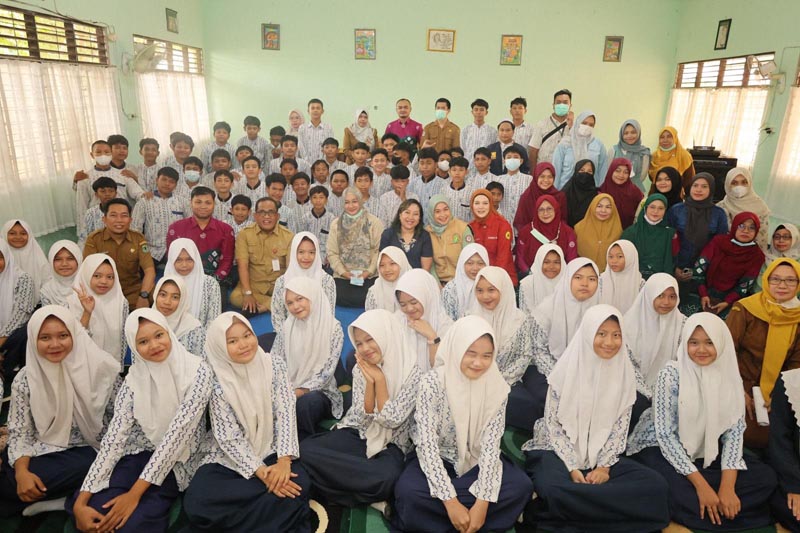 Lindungi Anak dari Dampak Karhutla, Bupati HSU Bagikan Masker dan Berikan Edukasi Kesehatan FOTO BERSAMA-Bupati HSU Sahrujani foto bersama dengan siswa-siswa SMPN4 Amuntai, bersama IDI kabupaten HSU. (foto:mb/yusuf)