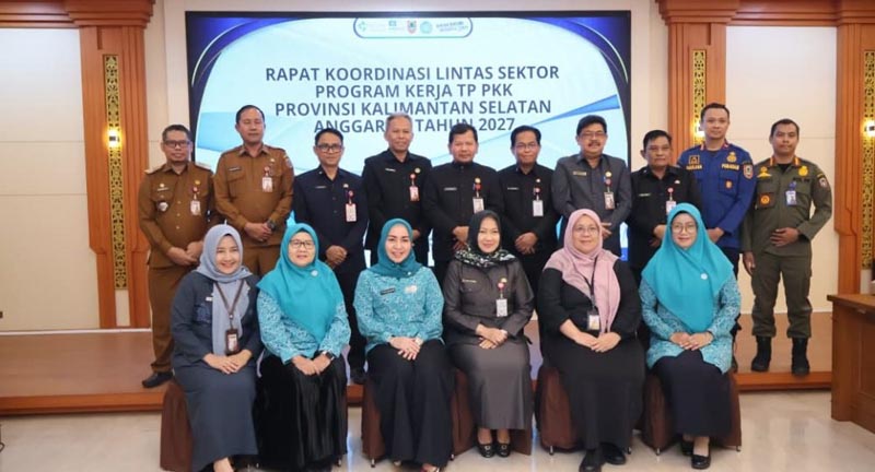 TP PKK Kalsel dan SKPD Pemprov Sinergi Lintas Sektor Tahun 2027 Ketua Tim Penggerak PKK Provinsi Kalimantan Selatan, Hj Fathul Jannah Muhidin berfoto bersama pimpinan SKPD di lingkungan Pemprov Kalsel, disela rapat koordinasi (Rakor) lintas sektor