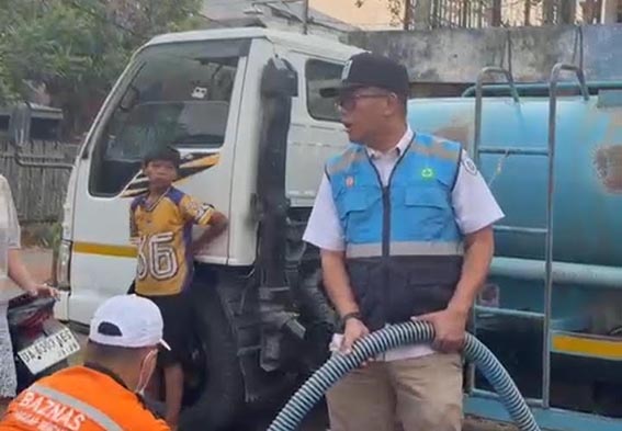 Setiap Hari PAM Kirim 20 Tangki Air ke Ujung Pelayanan DIREKTUR Utama PAM Bandarmasih Zulbadi ikut terjun menyalurkan air tangki kepada pelanggan yang berada di wilayah krisis air.(foto:mb/ist)