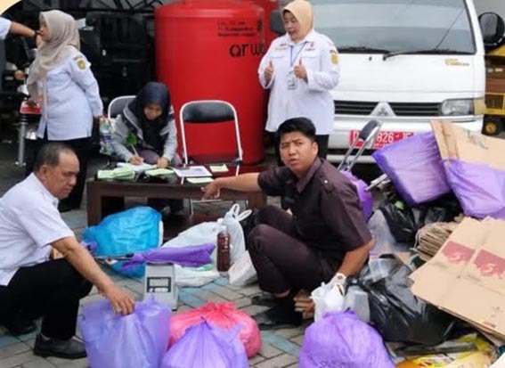 ASN Bagian Umum Setdako Aktif Setor Sampah Para ASN di lingkungan pemko Banjarmasin setiap minggu mengumpulkan sampah sebagai upaya mengurangi pembuangan sampah ke TPS. (foto:mb/ist)