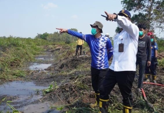 Bupati Banjar Pastikan Pemadaman Karhutla Sungai Sipai Bupati Banjar, H Saidi Mansyur (kiri) turun ke lokasi untuk memastikan proses pemadaman karhutla di Kawasan Jalan Veteran dan Sungai Sipai berjalan optimal.(foto:mb/ist)
