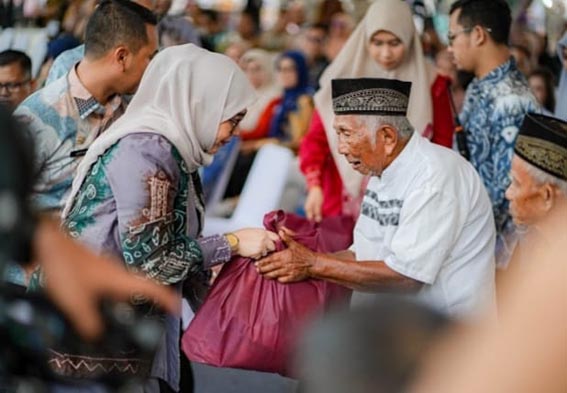 Pemko Banjarbaru Berikan Insentif Penggali Kubur INSENTIF - Wali Kota Banjarbaru, Hj Erna Lisa Halaby saat menyerahkan insentif kepada penjaga dan penggali kubur TPBU yang ada di Banjarbaru. (foto:mb/ist)
