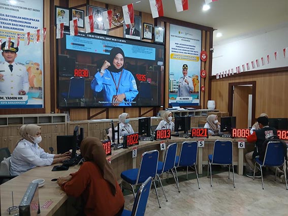 Denda Pajak Dihapus 100 Persen hingga November SUASANA kantor BPKPAD Banjarmasin saat memberikan pelayanan pembayaran pajak kepada wajib pajak.(foto:mb/ist)